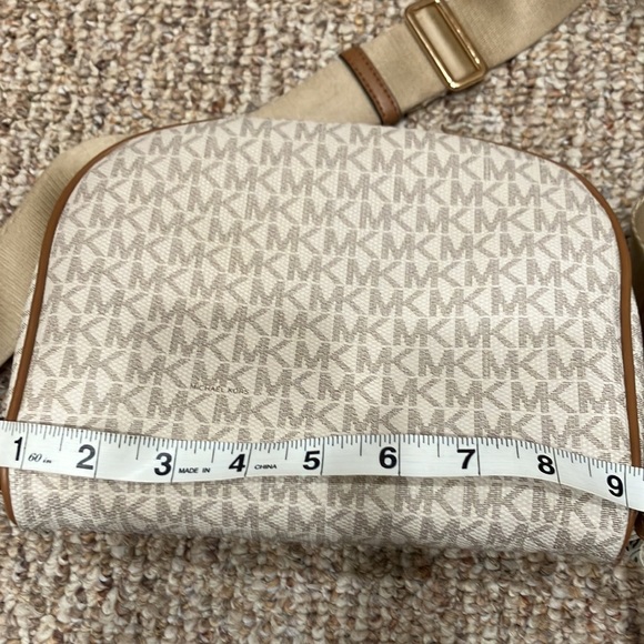 MICHAEL KORS Fanny Pack. Excellent condition, no stains or wear and tear. - Picture 7 of 8
